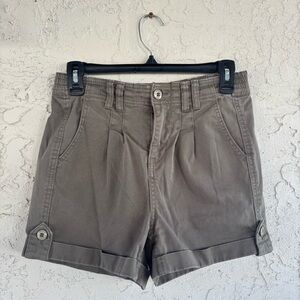 Ivy + Main Olive Green Pleated Cuffed Chino Shorts Small High Rise Utility